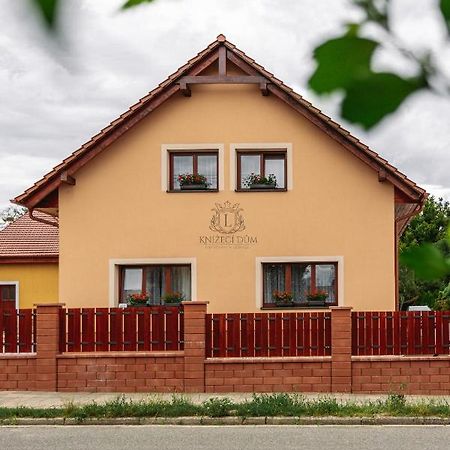 Knizeci Dum - Ubytovani V Lednici Lednice Exterior photo